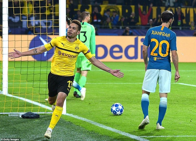 Dortmund 4-0 Atletico: Cú sốc lớn với HLV Simeone - 6
Tiền đạo người Bồ Đào Nha Raphael Guerreiro tỏa sáng với cú đúp vào lưới Atletico ở các phút 73, 89