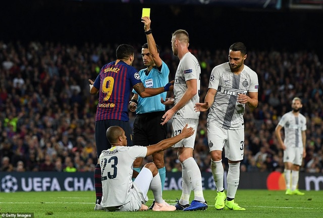Barcelona 2-0 Inter Milan: Rafinha, Jordi Alba tỏa sáng - 6
Luis Suarez nhận thẻ vàng do phản ứng trọng tài