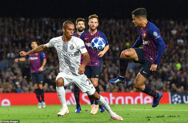 Barcelona 2-0 Inter Milan: Rafinha, Jordi Alba tỏa sáng - 9
Miranda trong tình huống truy cản đồng đội ở đội tuyển Brazil, Coutinho