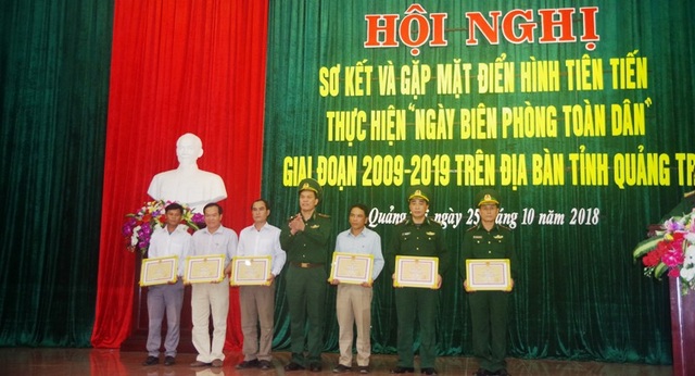 Xây dựng nền Biên phòng toàn dân vững chắc - 3 Phó Tư lệnh Bộ đội Biên phòng - Thiếu tướng Hoàng Đăng Nhiễu trao Bằng khen của Bộ Tư lệnh BĐBP cho các tập thể, cá nhân.