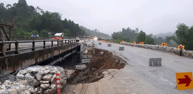 Vụ cầu trên cao tốc Nội Bài - Lào Cai bị "thiêu": Đường tạm lại sụt lún nghiêm trọng - 4 Vụ cầu trên cao tốc Nội Bài - Lào Cai bị "thiêu": Đường tạm lại sụt lún nghiêm trọng - 4