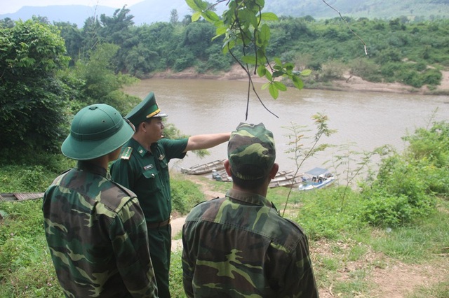Xây dựng nền Biên phòng toàn dân vững chắc - 1 Lực lượng biên phòng tuần tra biên giới.