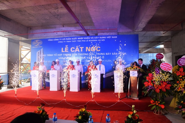 Cất nóc vượt tiến độ, Bohemia Residence khẳng định uy tín với khách hàng - 2
Đại diện chủ đầu tư, nhà thầu các đối tác bấm chuông mừng cất nóc