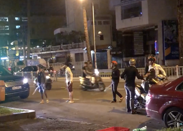 6 đối tượng dùng súng, mã tấu khống chế thanh niên đưa lên xe ô tô - 1 Nhóm thanh niên dùng mã tấu, súng đe doạ khống chế anh Th.