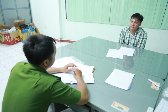 Nghi can sát hại nữ chủ quán tạp hoá, cướp tài sản bị bắt - 3 Điều tra viên lấy lời khai của Hiếu tại cơ quan Công an.