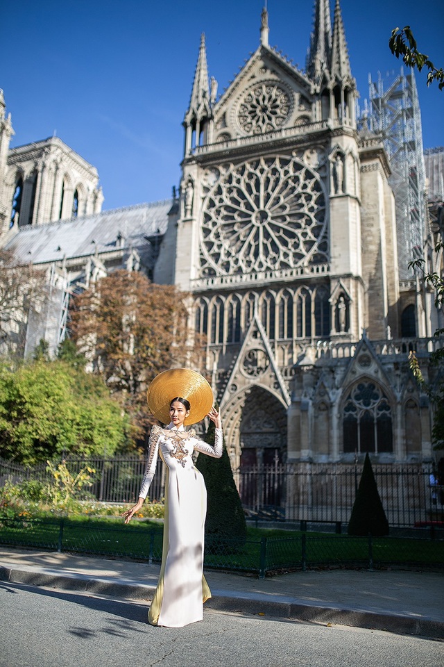 Hoàng Thùy tung bộ ảnh lộng lẫy ở những địa danh nổi tiếng nhất Paris - 7 Hoàng Thùy ấn tượng với tà áo dài trắng được đính kết hoa văn cầu kỳ mang đến sự sang trọng và quý phái cho tà áo dài Việt Nam trên đất Pháp.