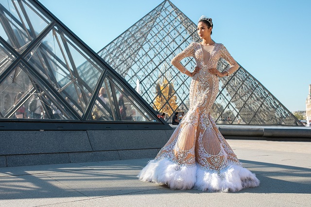 Hoàng Thùy tung bộ ảnh lộng lẫy ở những địa danh nổi tiếng nhất Paris - 2 Với phong cách người mẫu chuyên nghiệp, Hoàng Thùy đã mang đến những khung hình cực chất cho loạt ảnh lần này.