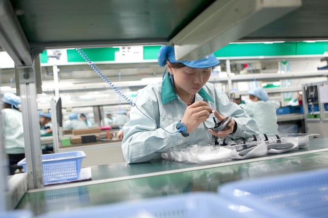 Hàng loạt công ty tính rút khỏi Trung Quốc sau đòn trừng phạt của Mỹ - 2 Công nhân làm việc tại nhà máy lắp ráp chuột máy tính của Logitech tại Trung Quốc. (Ảnh: Bloomberg)