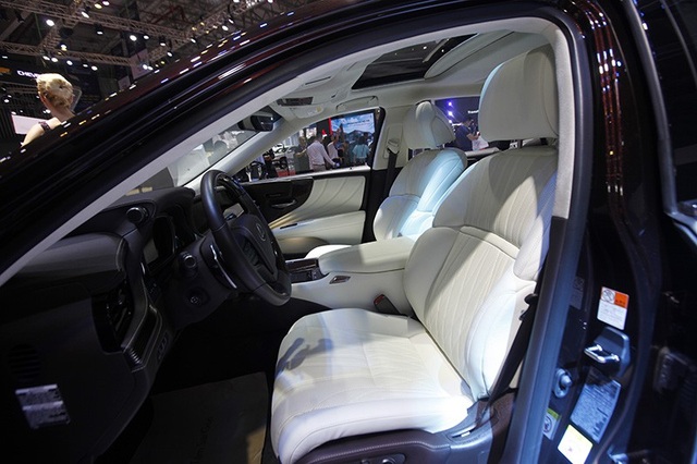 Đẳng cấp Lexus gây ấn tượng mạnh tại Triển lãm Ôtô Việt Nam 2018 - 9 Đẳng cấp Lexus gây ấn tượng mạnh tại Triển lãm Ôtô Việt Nam 2018 - 9