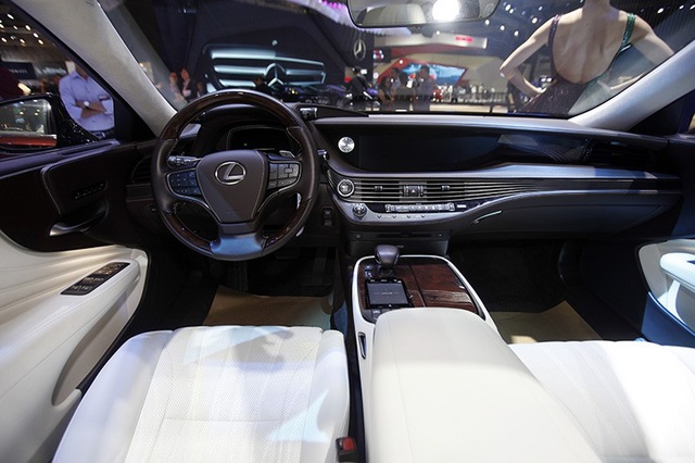 Đẳng cấp Lexus gây ấn tượng mạnh tại Triển lãm Ôtô Việt Nam 2018 - 11 Đẳng cấp Lexus gây ấn tượng mạnh tại Triển lãm Ôtô Việt Nam 2018 - 11