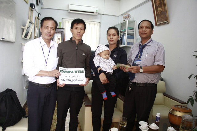 Trao hơn 56 triệu đồng đến bé trai xinh như thiên thần mắc ung thư máu - 1 Bác sĩ Y Bliu Arul – Phó Giám đốc Bệnh viện Đa khoa vùng Tây Nguyên cùng đại diện bệnh viện thay mặt báo Dân trí trao số tiền 56.670.000 đồng đến gia đình bé Thiên Ân