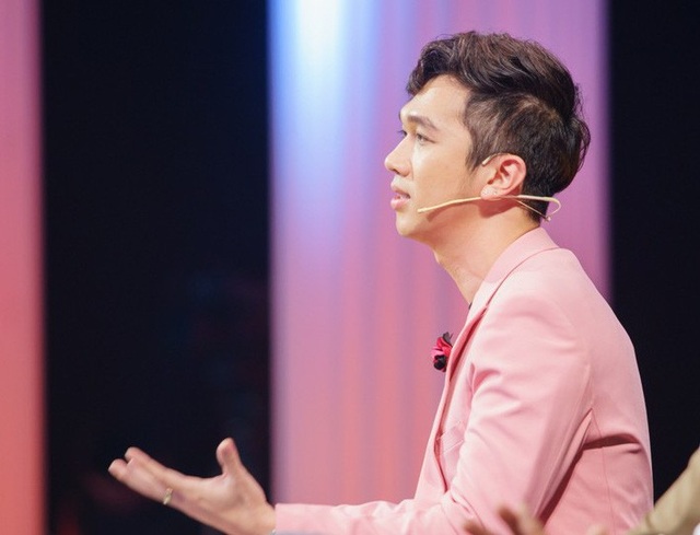 Minh Xù “nóng mặt” vì bị MC hỏi xoáy việc “có tiến thân bằng quan hệ” - 3 Ở phần tranh luận thứ 2, Minh Xù cho rằng nhân vật Hữu Tín chạy theo giá trị ảo mà nhân vật Khả Như mang lại. Phần nhận định này của Minh Xù đã khiến giám khảo Trác Thúy Miêu và MC Phương Hiếu không đồng tình nên cùng “xoay” anh với những câu hỏi khá thẳng và “chát” về giá trị ảo và thực. Giám khảo Trác Thúy Miêu không cảm thấy nhân vật Khả Như có gì là xấu và cho rằng Minh Xù đang kỳ thị đồng tiền.