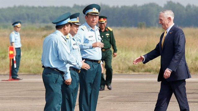 Việt Nam đánh giá cao đóng góp của Mỹ giúp tẩy độc “điểm nóng” dioxin - 1 Bộ trưởng Quốc phòng Mỹ Jim Mattis (phải) thăm sân bay Biên Hòa ngày 17/10. (Ảnh: Reuters)