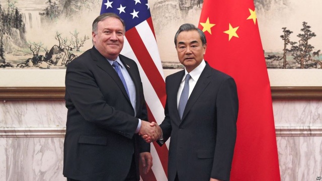 Ngoại trưởng Mỹ Mike Pompeo và Ngoại trưởng Trung Quốc Vương Nghị trong cuộc gặp ở Bắc Kinh ngày 8/10 (Ảnh: VOA)