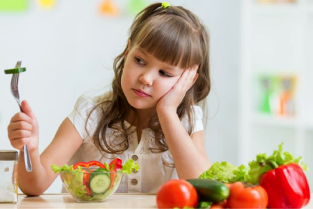 Lo bé chậm lớn, mẹ có đang tạo áp lực phát triển cho con? - 1 Một trong những nguyên nhân gây biếng ăn ở trẻ là sự mất cân bằng hệ vi sinh đường ruột. (Ảnh minh hoạ).