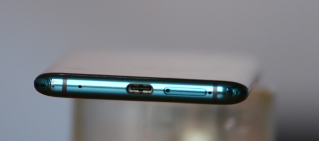 Huawei Mate 20 Pro: Thiết kế "lạ đời" - 8 Huawei Mate 20 Pro: Thiết kế "lạ đời" - 8