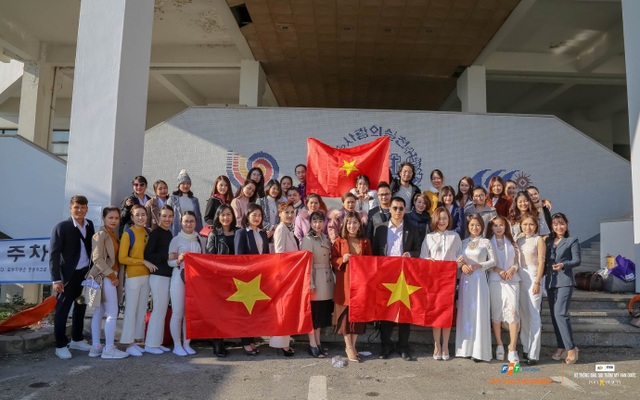 9x xinh đẹp đạt giải xuất sắc cuộc thi thẩm mỹ – làm đẹp quốc tế tại Hàn Quốc - 2
Nhung cùng đoàn Việt Nam trong những ngày thi đấu tại Hàn Quốc.