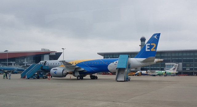 Máy bay E190-E2 của nhà sản xuất máy bay Embraer (Brazil) tại sân bay quốc tế Nội Bài (Hà Nội)