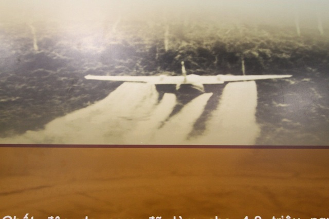 Hình ảnh đầy ám ảnh của máy bay rải chất độc màu da cam của Mỹ xuống Việt Nam