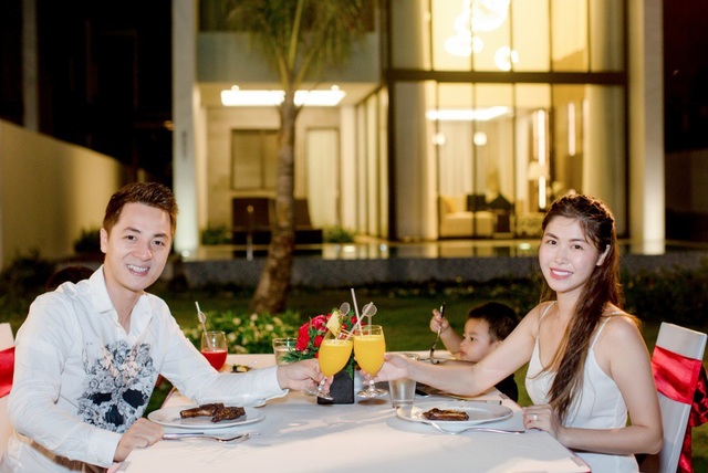 Vợ Đăng Khôi diện bikini gợi cảm trong chuyến du lịch lãng mạn ở Hội An - 18 Thông qua các chuyến đi, ngoài chuyện lưu giữ được hình ảnh của cả gia đình, thì các bậc bố mẹ cũng có cơ hội chụp nhiều hình sống ảo cho nhau đấy chứ. Điều đó khiến chúng tôi thấy mình trẻ ra, sống sôi nổi và nhiều năng lượng hơn...” - hot mom Thuỷ Anh nói.