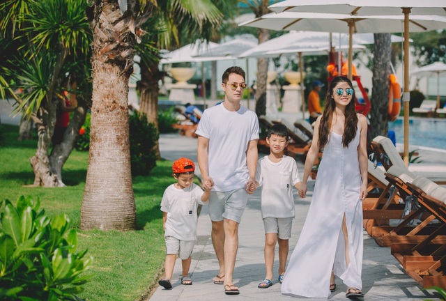 Vợ Đăng Khôi diện bikini gợi cảm trong chuyến du lịch lãng mạn ở Hội An - 6 Đến Hội An nhiều lần, đã quá quen thuộc với từng con phố, hàng quán nhưng lần này trở lại Quảng Nam, gia đình nhỏ vẫn vui như ngày đầu đến đây. Cả gia đình nam ca sĩ đã có khoảng thời gian hạnh phúc bên nhau, cùng tham quan, trải nghiệm “khám phá” và “tận hưởng” thú vị trong 3 ngày 2 đêm tại đây.