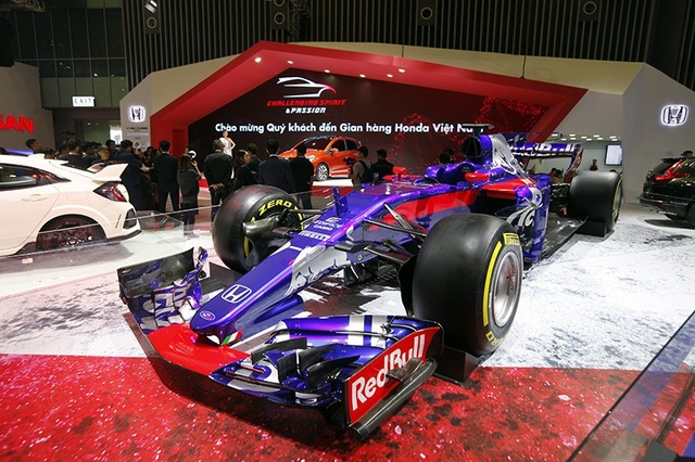 Từ xe đua F1 đến "tí hon" Brio - Honda mang "cả thế giới" đến Vietnam Motor Show 2018 - 2
Mẫu xe đua Công thức 1 của đội đua Redbull Toro Rosso Honda được trang bị khối động cơ Honda RA618H.