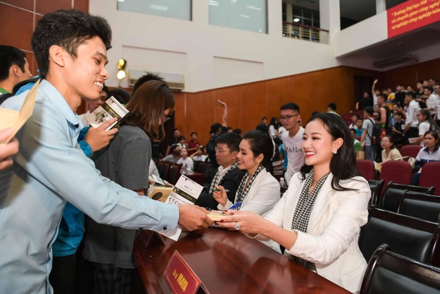 Maya lần đầu hé lộ những góc khuất trong cuộc đời khi làm mẹ đơn thân - 5 Maya và Hoàng My ký tặng sách cho sinh viên.