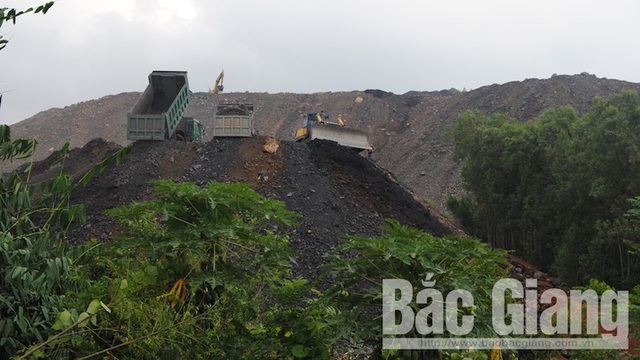 Công ty cổ phần Khai thác khoáng sản Bắc Giang: Đổ thải trái phép gây nguy hại cho người dân - Ảnh 1. Công ty cổ phần Khai thác khoáng sản Bắc Giang: Đổ thải trái phép gây nguy hại cho người dân - Ảnh 1.