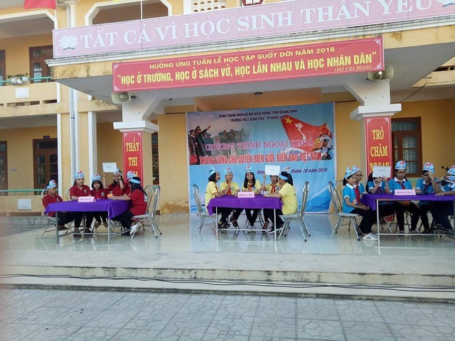 Thắp tình yêu biển đảo cho học sinh qua chương trình ngoại khóa cùng người lính biên phòng - 2 Các em học sinh tham gia trả lời những câu hỏi về biển đảo quê hương.