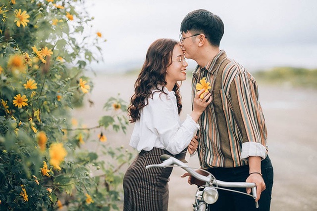 Ảnh cưới ngọt ngào mùa hoa dã quỳ của cặp đôi có tính cách “ngược chiều” - 3 Nhắc nhớ đến lần đầu tiên gặp gỡ, Phi Hoàng tâm sự: “Lần đầu gặp mình chẳng có ấn tượng gì đặc biệt với Mi. Chẳng hiểu sao lúc ấy chỉ thấy Mi hay nhăn nhó, khó gần, không hay nói chuyện với người lạ. Phải mất đến hơn một năm thì chúng mình mới trở nên thân thiết vì mình hay chọc cho cô ấy cười. Tiếp xúc rồi mới thấy thật ra cô gái này là người rất tốt bụng, thân thiện”.