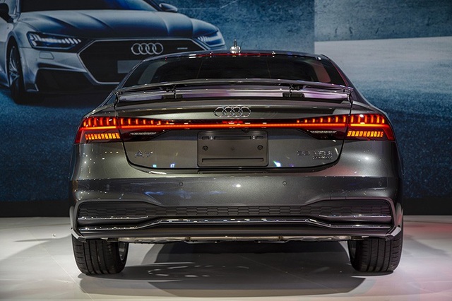 
Mỗi bên đèn hậu là 13 thanh LED tích hợp đèn phanh. Một dải sáng OLED nối hai bên đèn - một nhận diện tiêu biểu cho mẫu xe dẫn đầu của Audi đồng thời là biểu tượng của dòng Ur-quattro.

