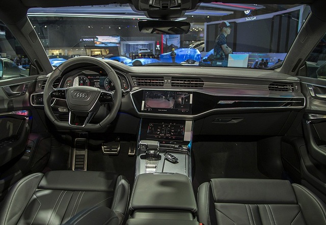 Audi A7 - Tinh hoa công nghệ Đức - 4
Màn hình 10.1 inch được tích hợp chìm trên mặt táp lô, chỉ có vài nút bấm và nút điều khiển. Các chức năng chính đều có thể được điều khiển từ vô lăng đa chức năng với lẫy chuyển số