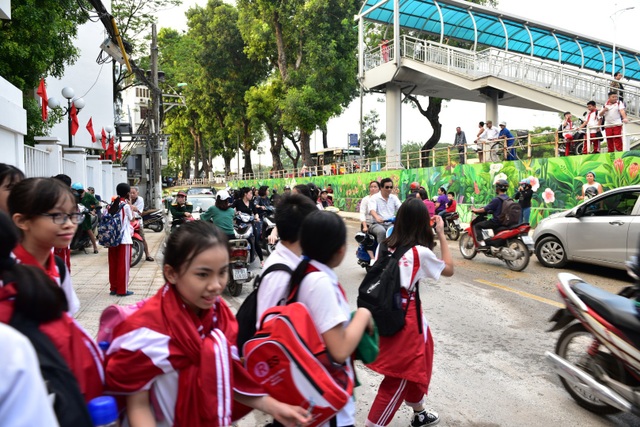 Ngỡ ngàng trước bức tường dài 40m vẽ “Hà Nội 12 mùa hoa” - 7 Nhiều người dân đã tìm đến bức tường hoa này để chụp ảnh trong những ngày nắng đẹp.