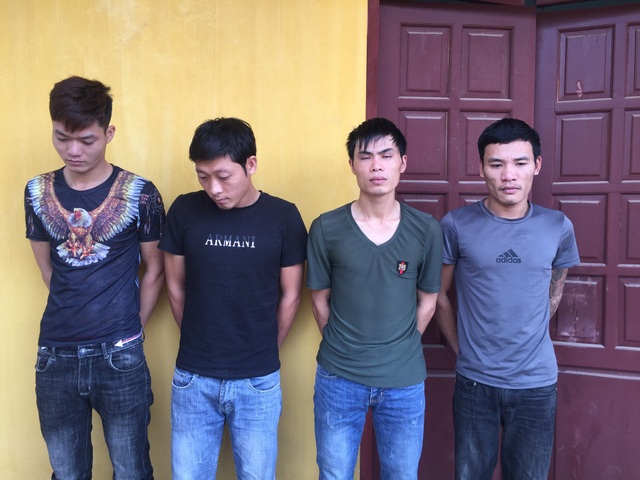 Nhóm công nhân trộm cắp gần 300 tấm pin năng lượng mặt trời của công ty trị giá 1 tỷ đồng - 1 Các đối tượng trộm cắp tại cơ quan công an