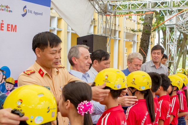 Tặng 500 mũ bảo hiểm cho học sinh tiểu học tỉnh Vĩnh Phúc - 2 Các em học sinh được trao tặng mũ bảo hiểm để bảo vệ an toàn cho bản thân...