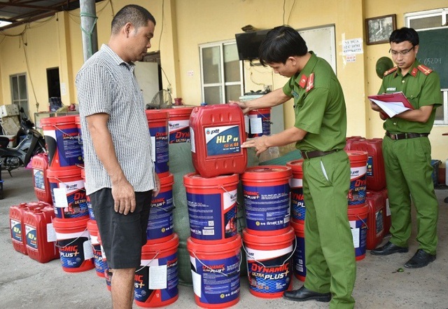 100 thùng dầu nhớt lậu bị Công an Ninh Bình bắt giữ.