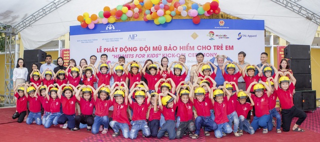 Các em học sinh tiểu học Bá Hiến B, huyện Bình Xuyên, tỉnh Vĩnh Phúc được trao tặng mũ bảo hiểm