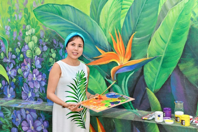 Ngỡ ngàng trước bức tường dài 40m vẽ “Hà Nội 12 mùa hoa” - 3 Ngỡ ngàng trước bức tường dài 40m vẽ “Hà Nội 12 mùa hoa” - 3