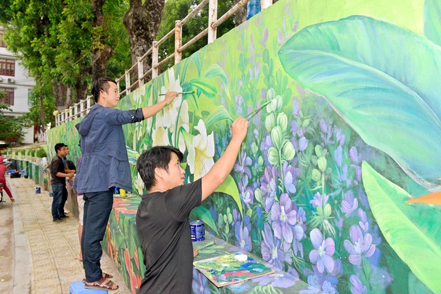 Ngỡ ngàng trước bức tường dài 40m vẽ “Hà Nội 12 mùa hoa” - 1