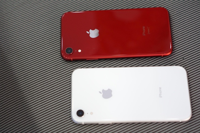 iPhone XR chỉ khác biệt nhiều màu sắc, không có camera kép