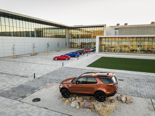 Tạm dừng sản xuất ở Anh, Jaguar-Land Rover khai trương nhà máy mới ở Slovakia - 1 Tạm dừng sản xuất ở Anh, Jaguar-Land Rover khai trương nhà máy mới ở Slovakia - 1