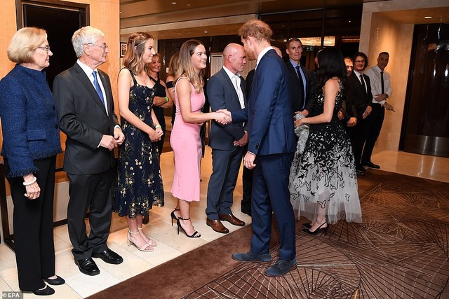 Meghan Markle liên tục được khen mặc đẹp - 2
Meghan diện mẫu váy Oscar de la Renta trị giá 10.000 bảng Anh để tham dự giải thưởng của Hiệp hội Địa lý Úc tại khách sạn Shanghai-La