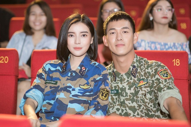 Cao Thái Hà rơi nước mắt tiết lộ cát-xê cao gấp 2 lần sau Hậu duệ mặt trời - 2 Cao Thái Hà thân thiết với soái ca Song Luân. Ngoài đời cả hai là những người bạn hết mực yêu quý nhau. Trên trang cá nhân, Song Luân chia sẻ câu chuyện Cao Thái Hà quan tâm, mua chè cho anh sau giờ diễn.