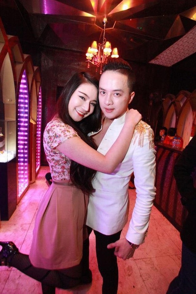 Tiếc thương nhan sắc "bạn gái" Cao Thái Sơn xinh đẹp đoản mệnh - 1
Đoàn Dạ Ly được biết đến với danh xưng bạn gái tin đồn của Cao Thái Sơn khi cô công khai thổ lộ tình cảm dành cho giọng ca Con đường mưa vào năm 2014. Ngoài ra, cô còn tuyên bố sẽ lấy Cao Thái Sơn làm chồng nếu anh đồng ý.