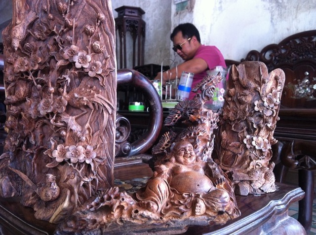 Những độc chiêu lạ của giới săn gỗ sưa - 2
Những cục gỗ sưa mua lại từ các ngôi nhà cũ được đục chạm khá tinh vi.