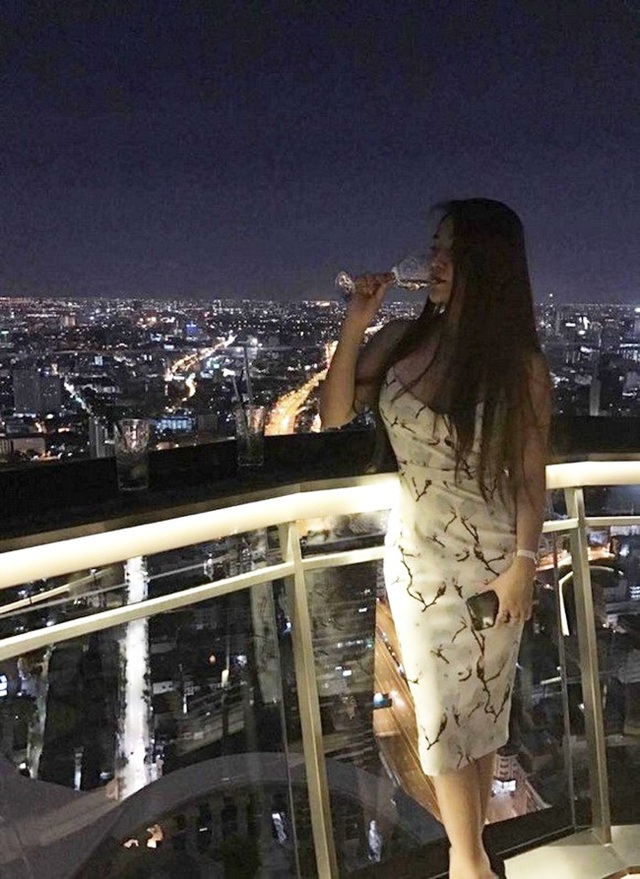 Tiếc thương nhan sắc "bạn gái" Cao Thái Sơn xinh đẹp đoản mệnh - 15
Năm 2017 khi mới 25 tuổi, cô đã mua nhà tại một trong những khu tháp chọc trời cao nhất tại Bangkok (Thái Lan) – thành phố năng động bậc nhất Châu Á.