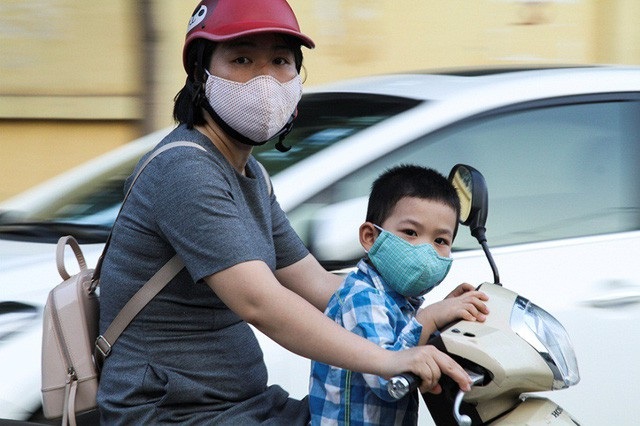 Hà Nội: Nhiều phụ huynh không đội mũ bảo hiểm cho con khi đưa trẻ tới trường - 3
Ngoài sự chủ quan của các bậc phụ huynh, việc không đội mũ cho trẻ em còn do các cơ quan chức năng ít để ý xử phạt trường hợp này.