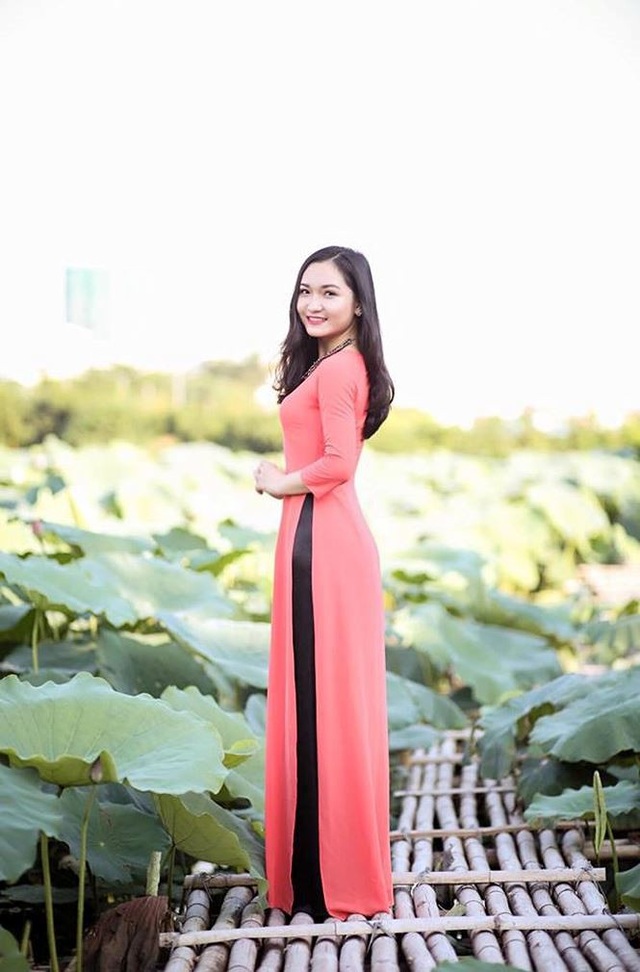Nữ sinh xinh đẹp, đa tài, đam mê ca hát - 7
Linh cho biết hiện tại với công việc ca hát Linh có thêm thu nhập với các hoạt động kinh doanh khác, như trang trí, cắm hoa, làm bánh. Linh có thể tự chi trả cuộc sống và phụ giúp cha mẹ ngay từ khi còn ngồi trên ghế nhà trường.