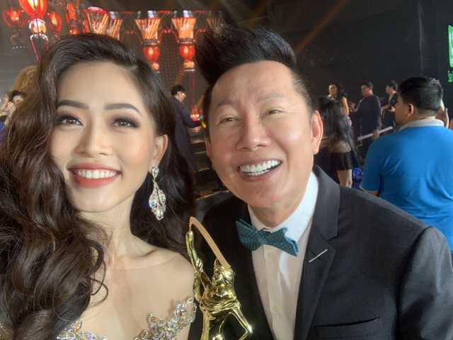 Phương Nga tiết lộ sự cố gặp phải khi tham dự Miss Grand International 2018 - 5 Phương Nga và người đàn ông quyền lực của Miss Grand Intetnational 2018.