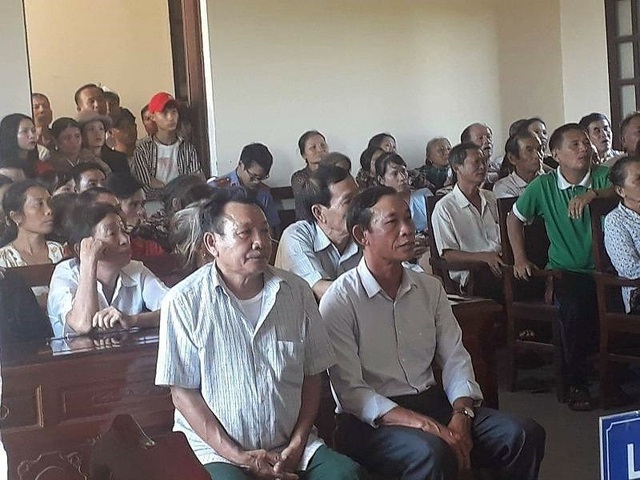 Đoạt tiền của dân sau sự cố Formosa xả thải, hai cán bộ thôn lãnh án - 1 Hai bị cáo Nguyễn Trọng Đậu và Võ Trọng Đạt tại phiên xét xử.